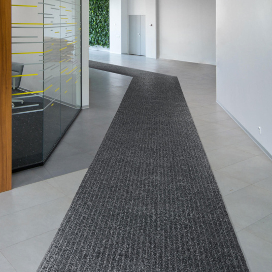 Tapis d'entrée côtelé antisalissures & antidérapant - Gris dans un couloir professionnel lumineux
