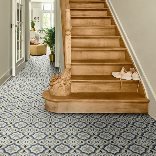 Sol Vinyle Textile Rénove - Effet carreaux de ciment arabesques bleu et gris - Couloir