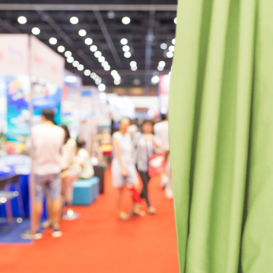 Coton gratté ignifugé M1 pistache utilisé en rideau sur stand événementiel