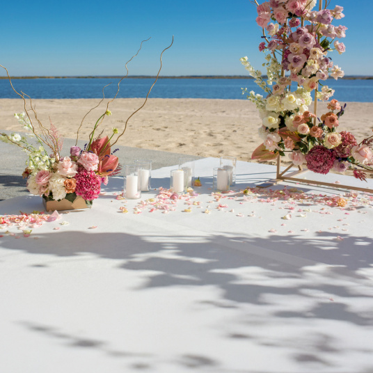 Moquette Orotex Revexpo Blanc, sol textile posé sur plage pour réception privée