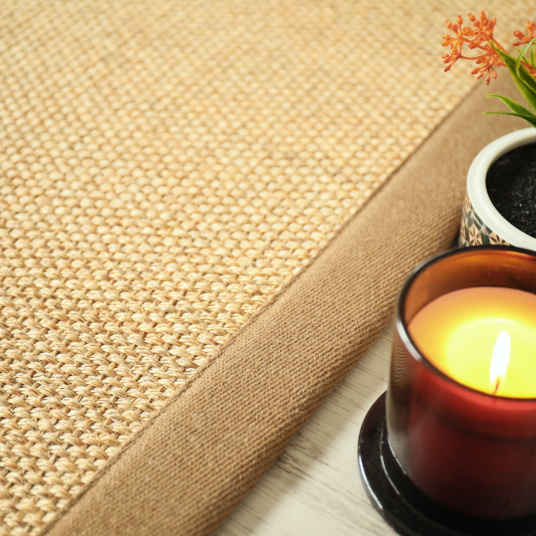 Zoom sur la ganse en lin camel du tapis Tulum miel en sisal, fibre végétale au toucher brut et raffiné