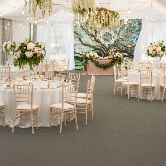 Moquette événementielle filmée Stand Event Taupe, sol textile élégant pour repas, cocktails et buffets