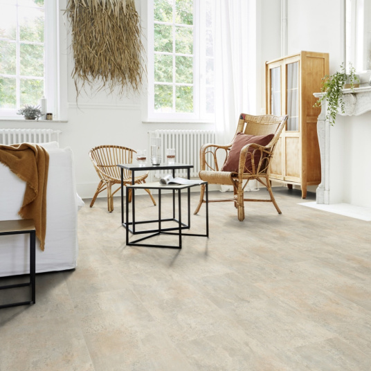 Sol PVC grège effet calcaire Gris dans un salon lumineux et végétal