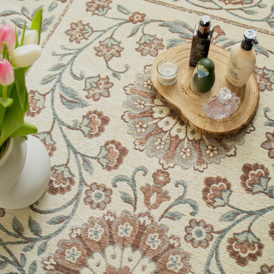 Tapis souple en tissu chenille recyclé Minia Brume, décor floral raffiné en bleu gris et beige sur fond sable