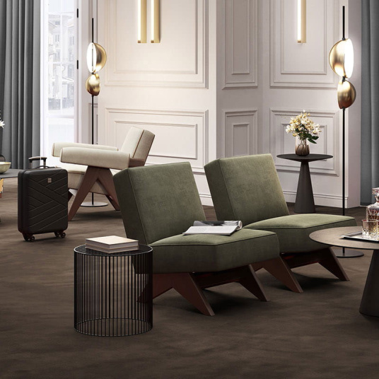 Moquette Saxony Sylon marron tonka posée dans un intérieur élégant avec mobilier design