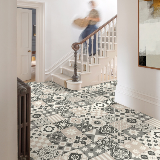 Entrée lumineuse rénovée avec le sol vinyle Élite - carreaux de ciment Sépia