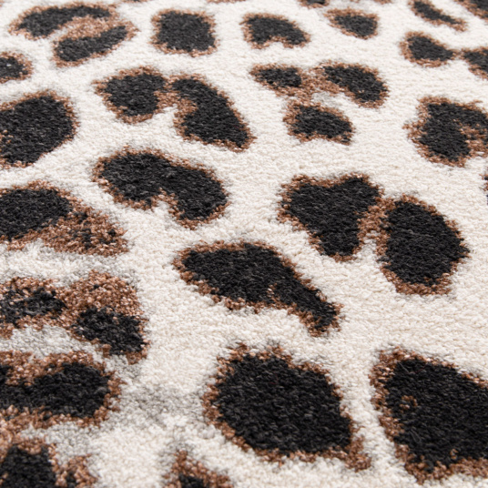 Détail du motif léopard noir et marron sur fond crème
