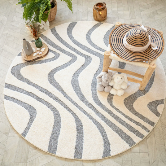 Ambiance bord de mer avec le tapis en relief Belle-Île - Vagues grises et crème