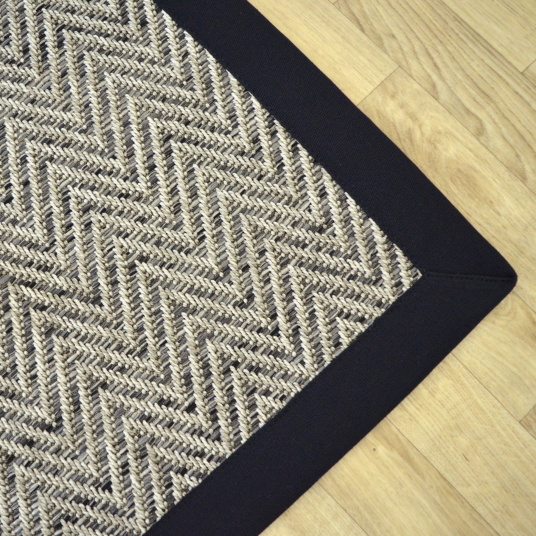 Tapis intérieur / extérieur Java Chevron silver ganse noire - coin