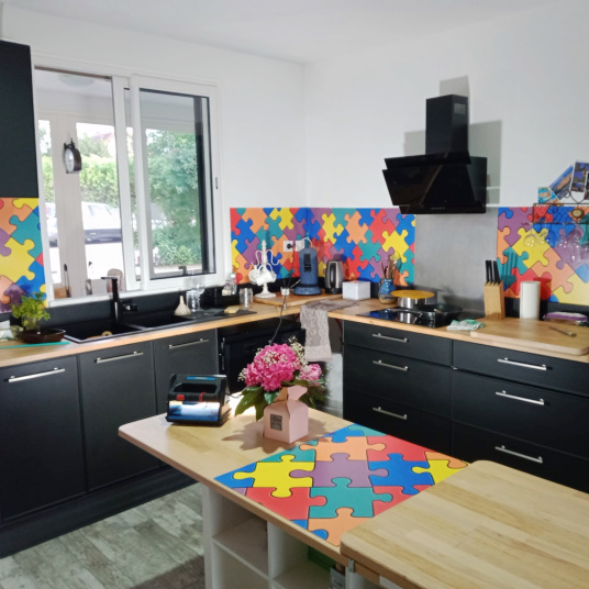 Décoration de cuisine ludique avec revêtement vinyle à la coupe motif Puzzle