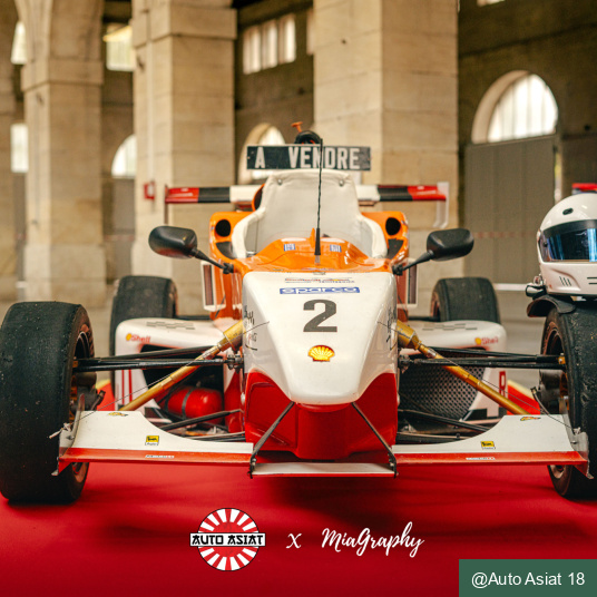 Voiture de course exposée sur moquette Stand Expo - Rouge vif pour événement