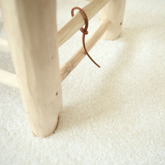 Tapis doux poils longs - Touch blanc crème - Galon Blanc coton - vue de près