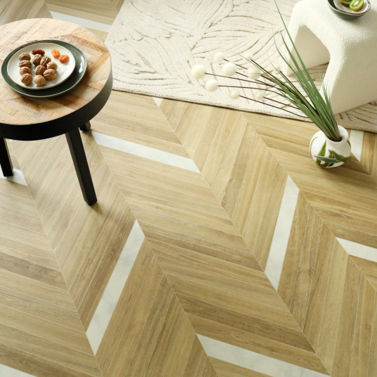 Vue lifestyle du sol vinyle chevrons marbre et chêne au style naturel