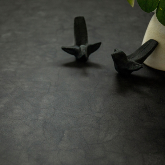 Détail du sol vinyle District NY noir minéral, finition mate effet béton