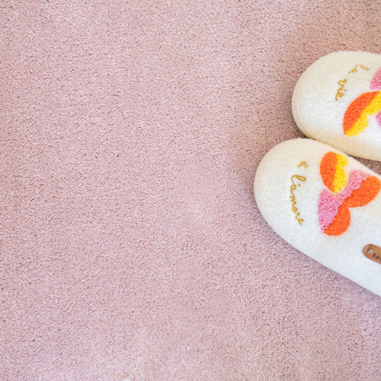 Tapis sur mesure ultra doux Kawaii - Rose poudré avec chaussons sur un velours doux aux nuances pastel