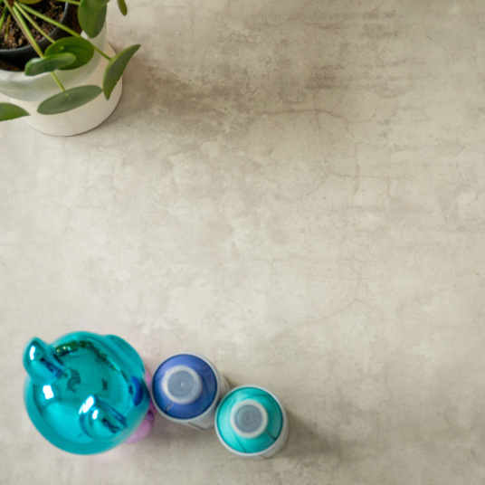 Tapis vinyle aspect béton blanc aspect vieilli, design contemporain et facile d’entretien