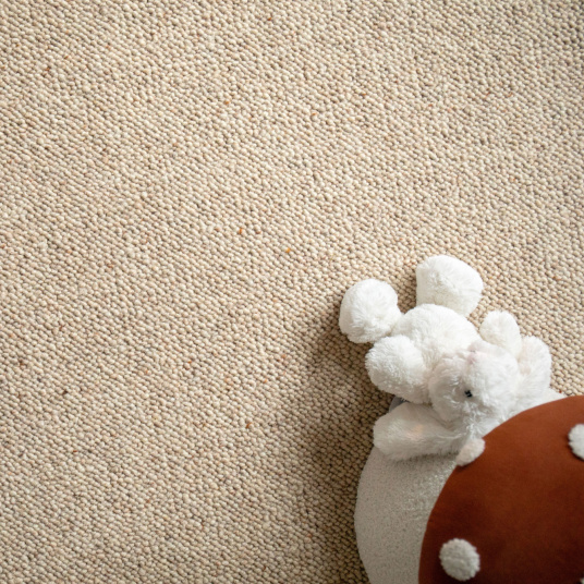 Tapis Latoon grège bouclé écru pour chambre enfant – peluche lapin blanc