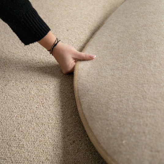 Envers feutré du tapis ovale en laine Mallow beige soulevé à la main