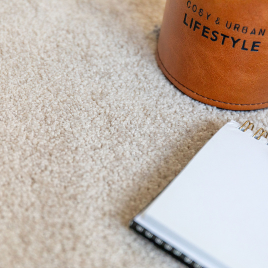 Moquette ultra douce Kawaii - Beige nude dans une ambiance cocooning avec carnet, vase en céramique et matières naturelles