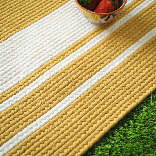Tapis imitation fibres naturelles intérieur et extérieur Provence jaune safran - gros plan