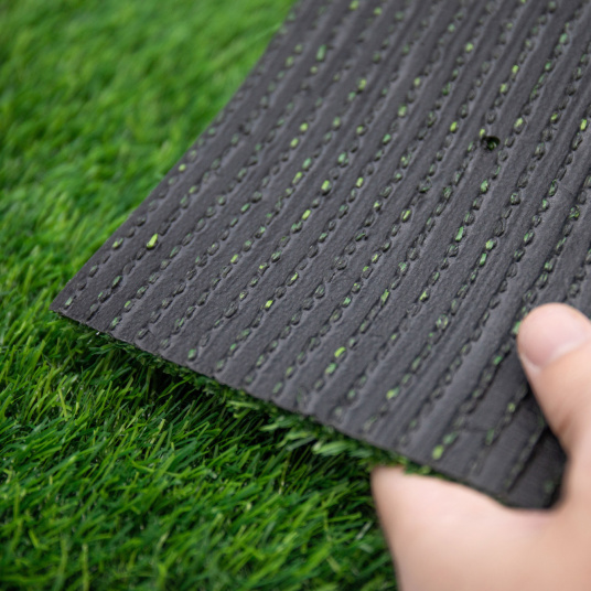 Détail de l’envers du gazon Expo vert – certifié GRS, pose facile