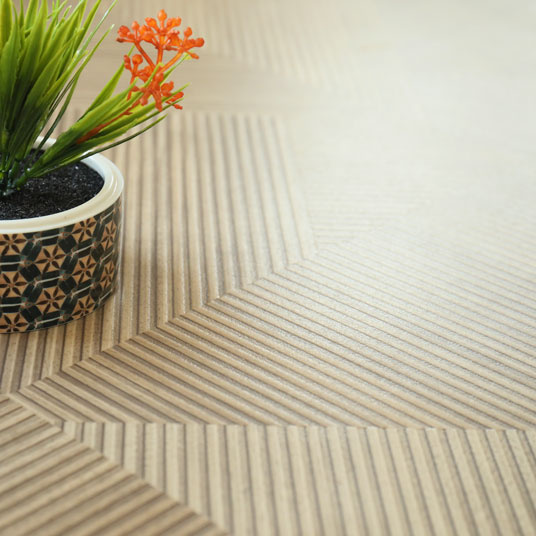 Tapis sur mesure Vinyle bois clair texturé aux lignes striées - vue de près