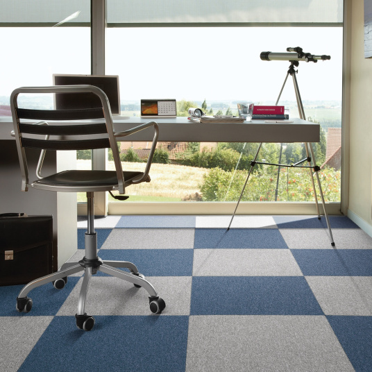 Pose en damier dans un bureau avec dalle moquette bouclée - Bleu