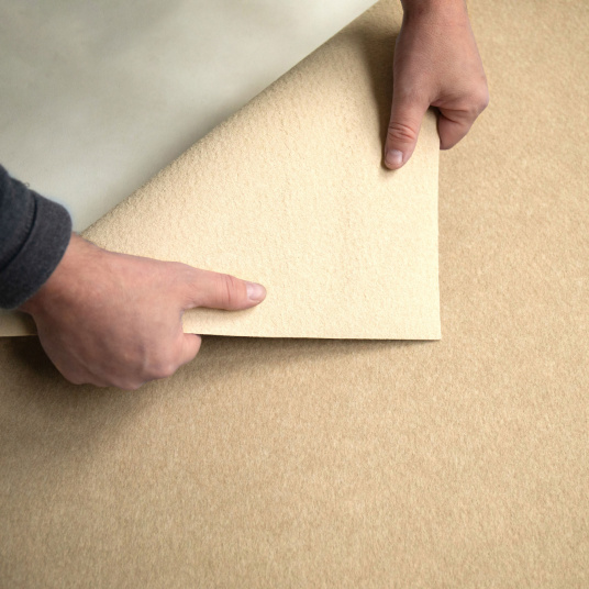 Détail envers de la moquette filmée Stand Event sable utilisée pour salons professionnels