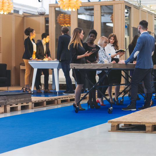 Allée en moquette Orotex Revexpo bleu clair pour salons et rencontres professionnels