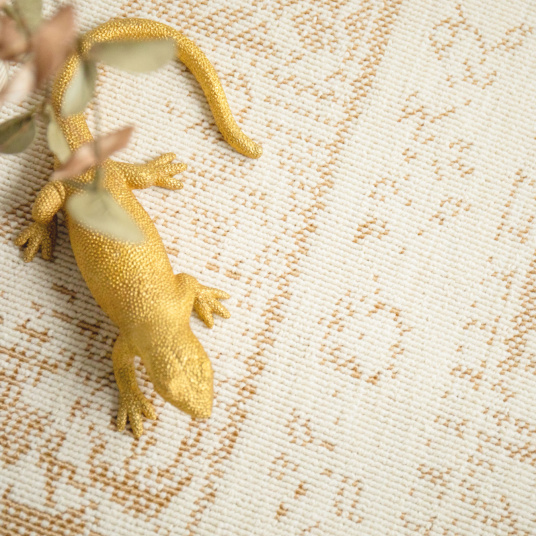 Tapis en relief style persan pour salon ou chambre Soraya crème et doré avec mise en scène déco