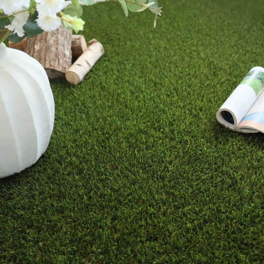 Gazon synthétique Fjord - 55mm élégant vert forêt avec fibres hautes et rendu nature