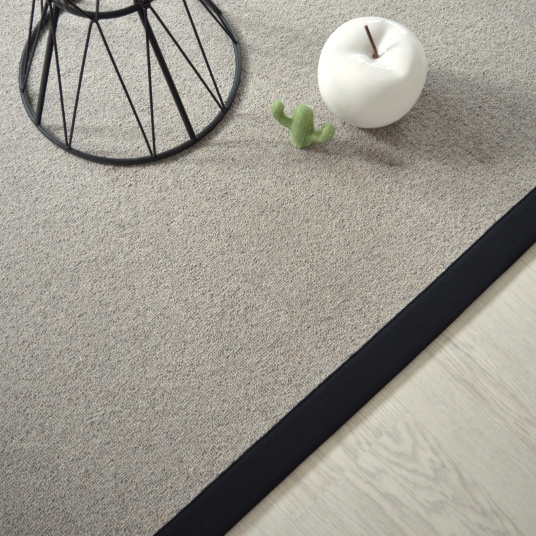 Tapis pure laine Killoo gris ganse coton noir - vue de haut