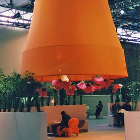 Toile grattée ignifugée orange pour décoration événementielle immersive