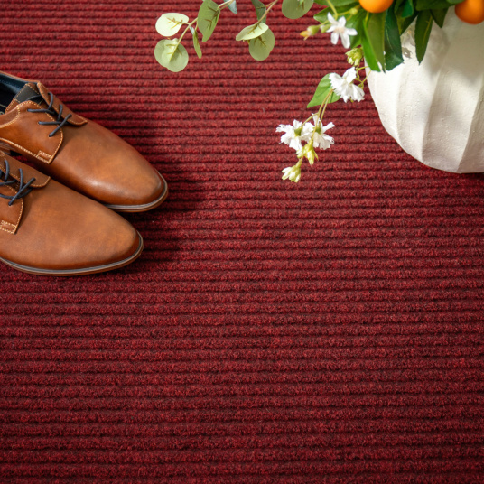Tapis antisalissures rouge, moquette d’entrée robuste et sobre