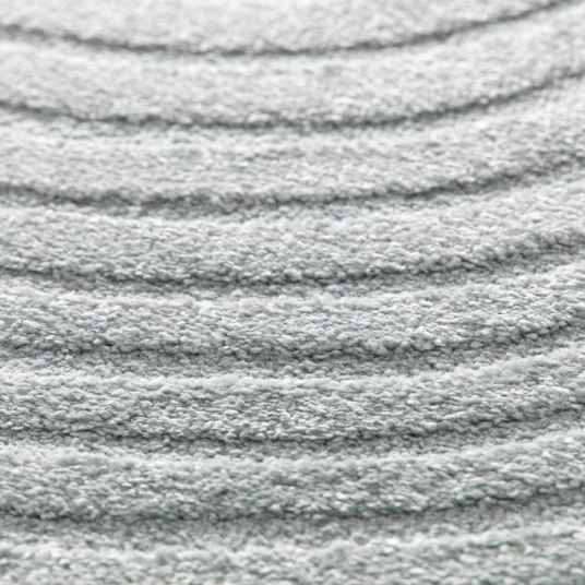 Gros plan du tapis Circle gris bleuté, texture en relief douce et épaisse