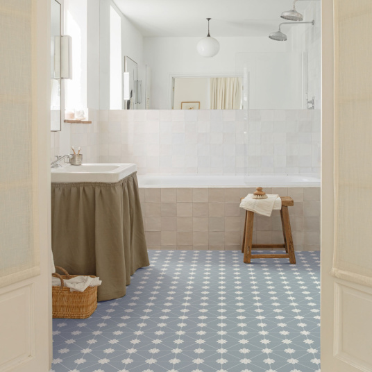 Sol vinyle Élite Lexington Bloom posé dans une salle de bain – rénovation facile sans ragréage