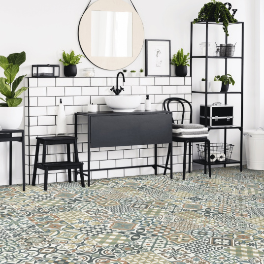 Décor carreaux élégants du sol vinyle Sonipro Carcassonne 472M en salle de bain