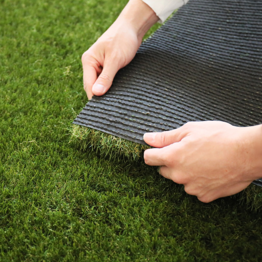 Tapis Gazon synthétique Home 40 mm en vue de dessous, structure recyclée et fibres denses
