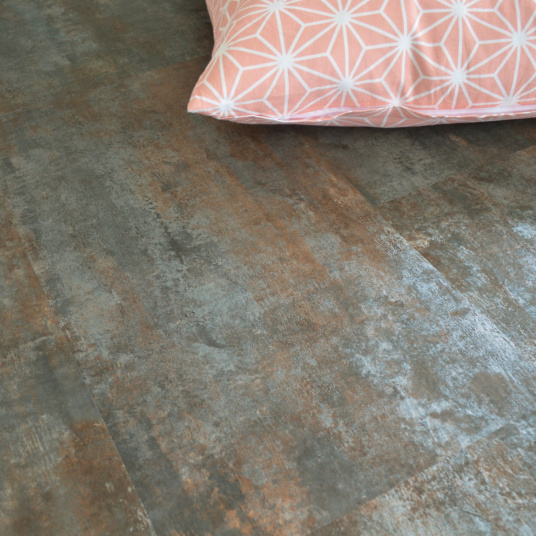 Dalle sol PVC Click 5G - Acier vintage, aspect industriel et oxydé, vue en perspective