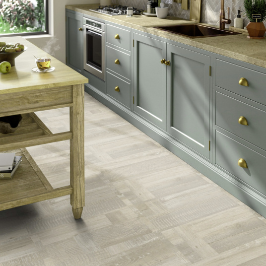 Dalles clipsables Ultime Plus - Patchwork bois blanc résistantes et adaptées aux pièces humides