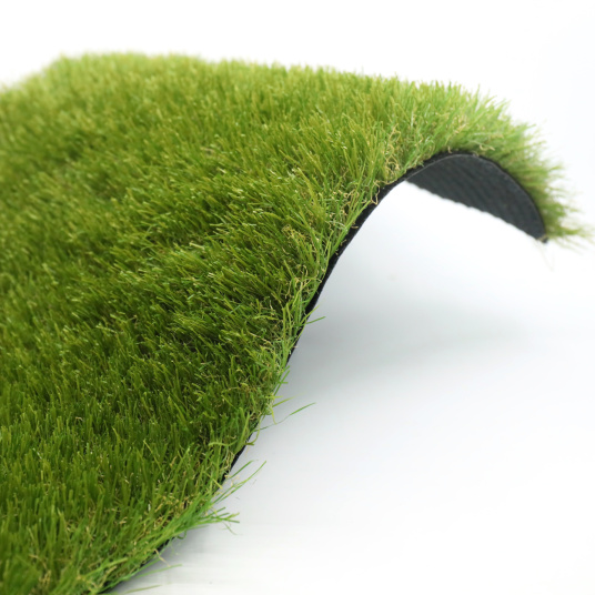 Échantillon courbé du gazon synthétique Vincennes 35 mm, montrant sa densité et souplesse haut de gamme