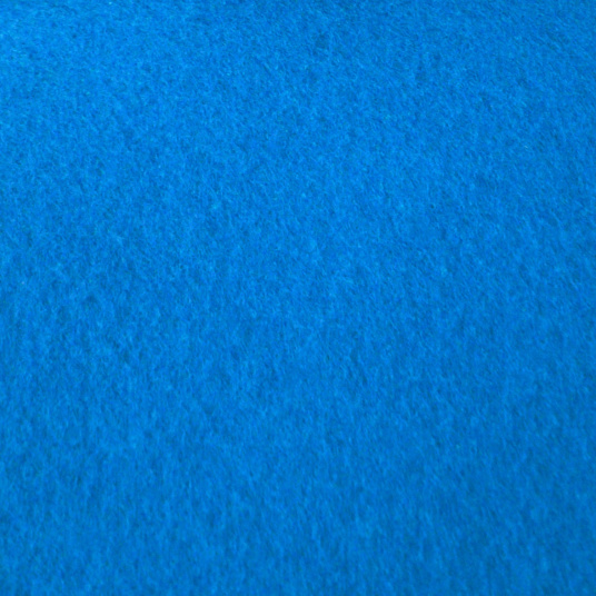 Revêtement événementiel en moquette aiguilletée Stand Event bleu azur avec film de protection intégré