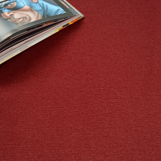 Texture velours rouge intense de la moquette Loft Résist, décor cosy et détente