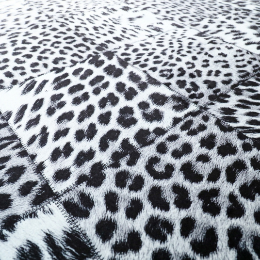 Détail du motif imprimé léopard en patchwork noir et blanc, alternance de textures visuelles animalières