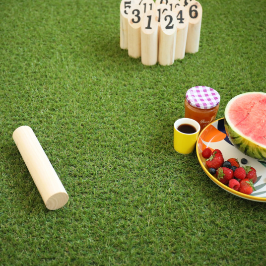 Petit déjeuner estival avec pastèque, confiture et café sur Gazon synthétique Brunch 18 mm, ambiance naturelle