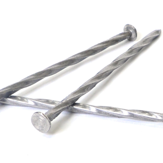 Zoom sur clous torsadés 140 mm pour gazon synthétique - Tête large 9 mm