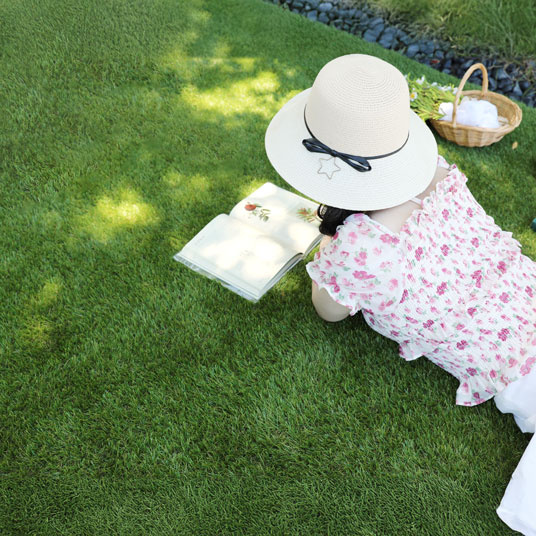 Lecture au jardin sur Gazon synthétique Home 40 mm, pelouse légère et douce en fibres recyclées