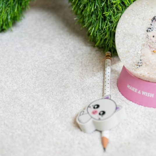 Moquette ultra douce Kawaii Gris perle avec boule à neige et peluche dans un univers enfant chaleureux