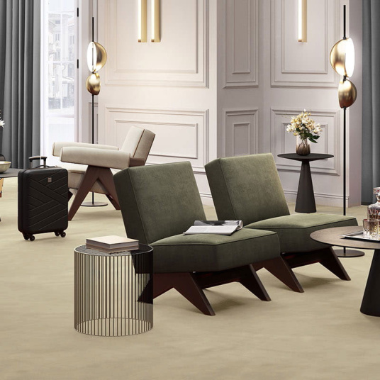 Moquette Saxony Sylon crème dans un intérieur élégant avec mobilier contemporain