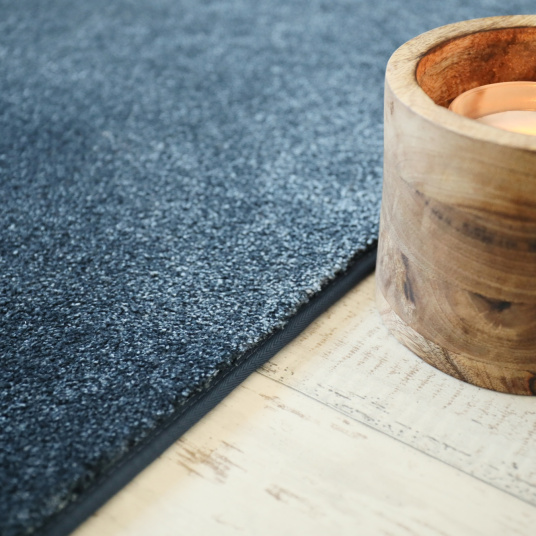 Tapis doux Charme velours - Bleu nuit - Galon bleu - vue de près